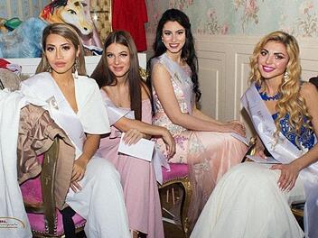 Die Miss Glamourface Deutschland aus Schönbrunn, Helena Demid (Dritte von links) mit den Vertreterinnen aus Vietnam, den Niederlanden und Russland. Foto: Bernhard Labecki