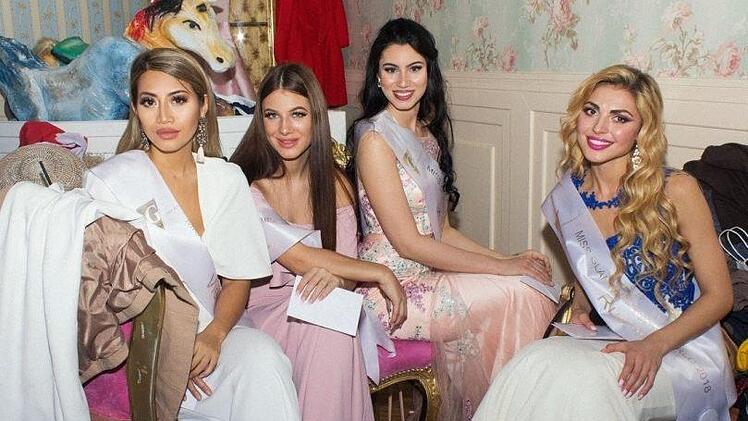 Die Miss Glamourface Deutschland aus Schönbrunn, Helena Demid (Dritte von links) mit den Vertreterinnen aus Vietnam, den Niederlanden und Russland. Foto: Bernhard Labecki