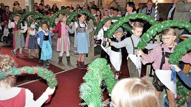 ... die "Lindenkinder" präsentierten einen Bogentanz. Fotos: Werner Reißaus