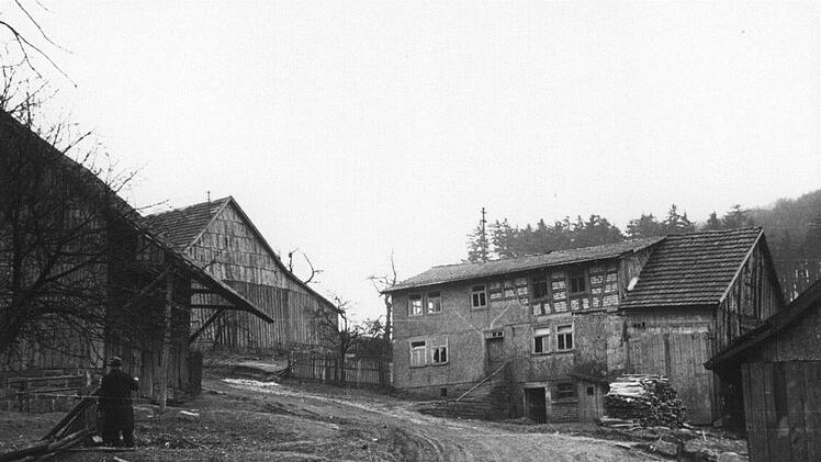 Im Haus Nummer 3a lebte zuletzt die Witwe Christine Kleinhenz, sie zog in die Nähe von Offenbach.  Buch Silberhof/Walter Kömpel