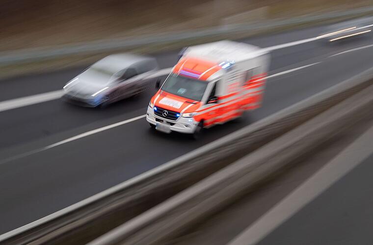 Neudrossenfeld: Vollsperrung auf B85 nach Unfall - Autos frontal zusammengestoßen