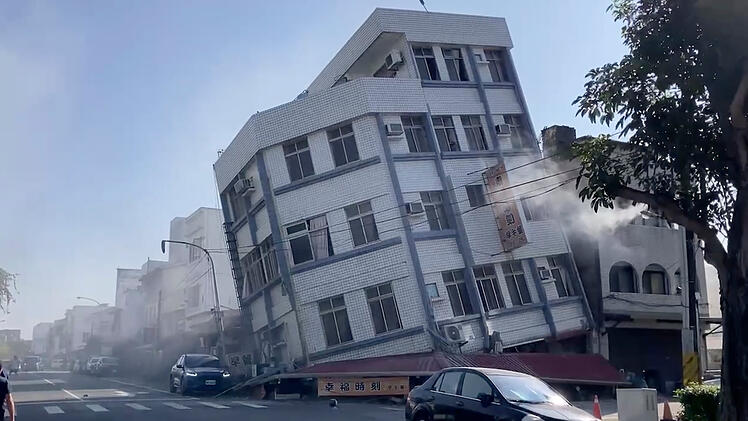 Schweres Erdbeben vor Taiwan