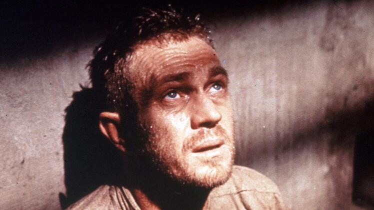 Nach einem gescheiterten Fluchtversuch schmachtet Henri Charri&egrave;re alias Papillon (Steve McQueen) jahrelang in finsterer Einzelhaft.