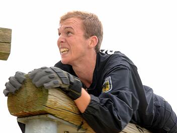 Johannes Herbst ist einer von 100 Polizeianwärtern, die sich durch den Hindernisparcours kämpfen. Foto: Peter Rauch