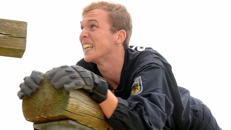 Johannes Herbst ist einer von 100 Polizeianwärtern, die sich durch den Hindernisparcours kämpfen. Foto: Peter Rauch