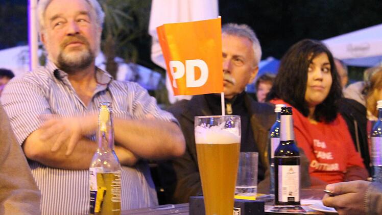 Die Lokalpolitik fiebert mit: SPD-Landtagskandidat Robert Römmelt (links) und Hammelburgs Bürgermeister Ernst Stross (Mitte) verfolgen den Schlagabtausch zwischen Merkel und Steinbrück am Stadtstrand. Fotos Benedikt Borst