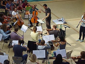 Sandra Schnappauf (rechts) übernimmt den Solopart bei Mozarts Klarinettenkonzert A-Dur. Die Leitung hat Burkhart M. Schürmann.  Foto: Schülein