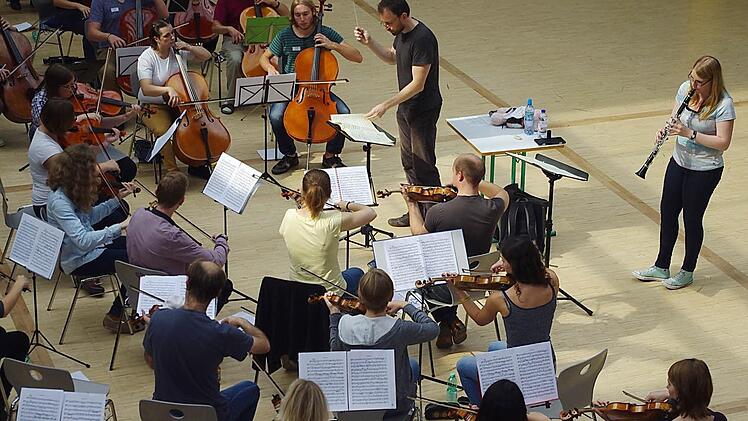 Sandra Schnappauf (rechts) übernimmt den Solopart bei Mozarts Klarinettenkonzert A-Dur. Die Leitung hat Burkhart M. Schürmann.  Foto: Schülein