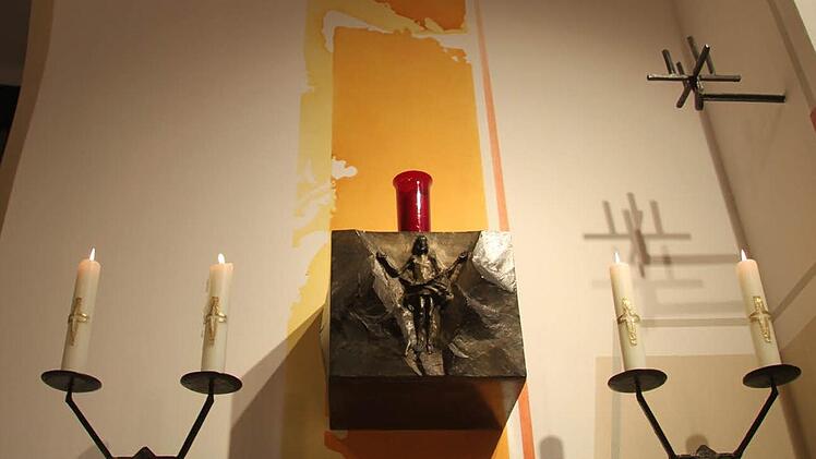 Auch das Tabernakel ist in leuchtendem Gelb hintermalt. Foto: Sonja Adam