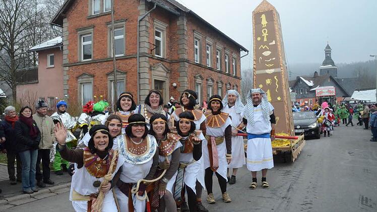 Pharaonen aus Rothenkirchen spenden einen Obelisk für den neuen Marktplatz.