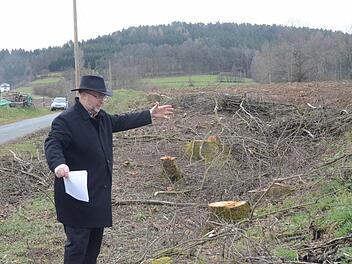 Unmittelbar am Ortsausgang von Reuth in Richtung Eichenbühl - hier mit Bürgermeister Egon Herrmann - wird ein Pumpwerk entstehen und von hier aus, linksseitig der Gemeindeverbindungsstraße, die Wasserleitung nach Eichenbühl verlegt werden.  Foto: Karl-Heinz Hofmann