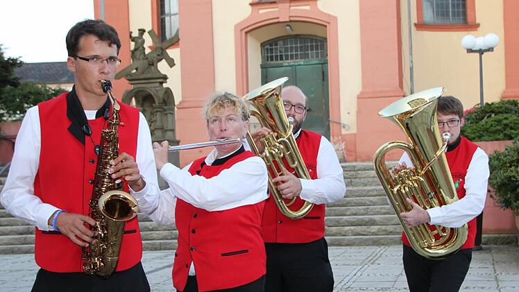 Musikalischer Vorstand: Tobias Ehlert (von links), Petra Rau, Markus Hehn und Jonathan Aulbach spielen vor der Stadtpfarrkirche. Auch Maximilian Manger (nicht auf dem Bild) setzt sich für die Georgis ein. Foto: Ulrike Müller