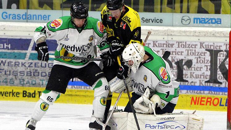 Mit vereinten Kräften: Verteidiger Martin Vojcak (links) und Alligators-Goalie Carsten Metz trennen den Tölzer Johannes Sedlmayr vom Puck. Fotos: OR-Presse