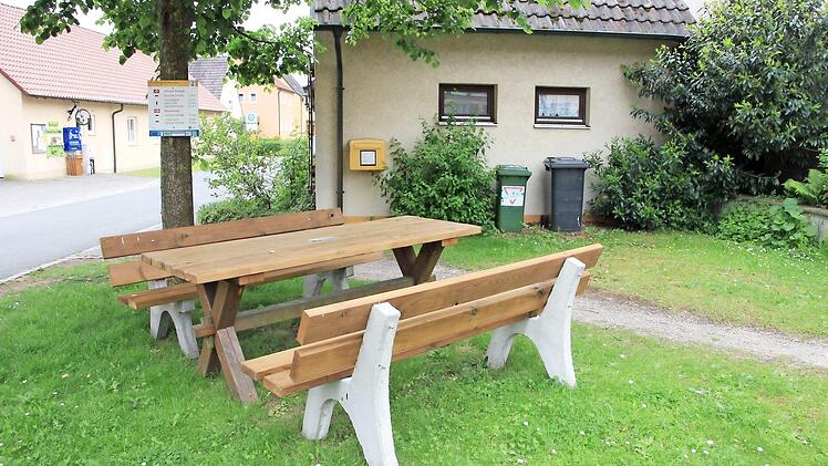 Fast schon idyllisch: Es gibt eine Sitzecke neben dem Haus - und der Briefkasten wird täglich geleert.