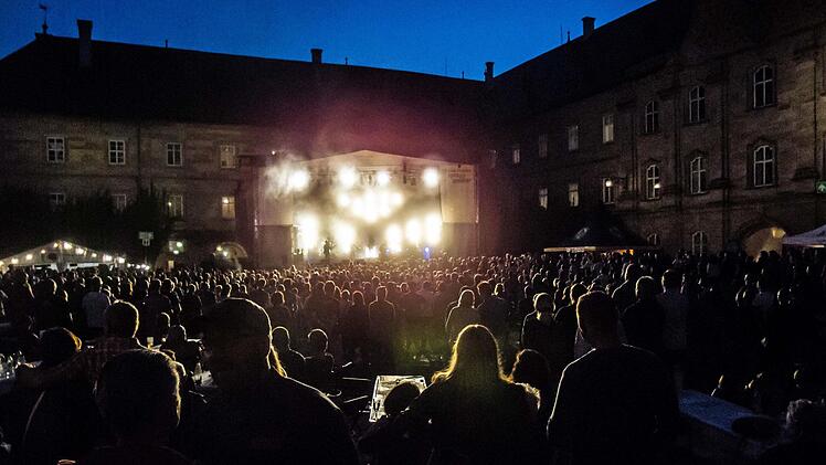 Seiler & Speer begeisterten das Publikum im Schlosshof von Tambach. Foto: Jochen Berger