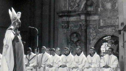 1967 Priesterweihe (4. von rechts) in Paderborn mit Lorenz Kardinal Jäger.