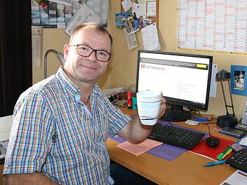 Da hilft nur Abwarten und Kaffee-Trinken: Selbst das Aufrufen der infranken.de-Startseite dauert im Obereschenbacher "Breitenstein" mehrere Minuten. Ortssprecher Thomas Reuter befürchtet, dass das noch Jahre  so bleiben wird und sorgt sich deshalb um sein Dorf.Ralf Ruppert