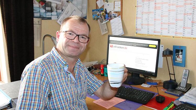 Da hilft nur Abwarten und Kaffee-Trinken: Selbst das Aufrufen der infranken.de-Startseite dauert im Obereschenbacher "Breitenstein" mehrere Minuten. Ortssprecher Thomas Reuter befürchtet, dass das noch Jahre  so bleiben wird und sorgt sich deshalb um sein Dorf.Ralf Ruppert