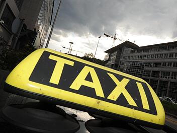 In Hof hatte die Polizei mit einer Taxibetr&uuml;gerin zu tun. Symbolfoto: Franziska Kraufmann, dpa