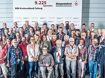 Der KV Coburg zeichnete sich mit 90 Spendern und einer Gesamtzahl von 9225 Blutspenden aus. Im Bild sind alle anwesenden Geehrten mit den beiden Blutspendebotschaftern Gela Allmann und Felix Brunner sowie den Funktion&auml;ren des BSD und des Kreisverbands.  Fotos: BSD