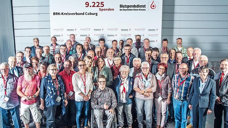 Der KV Coburg zeichnete sich mit 90 Spendern und einer Gesamtzahl von 9225 Blutspenden aus. Im Bild sind alle anwesenden Geehrten mit den beiden Blutspendebotschaftern Gela Allmann und Felix Brunner sowie den Funktion&auml;ren des BSD und des Kreisverbands.  Fotos: BSD