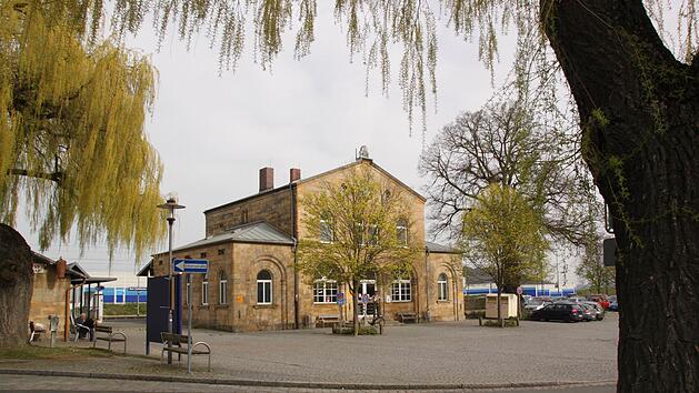 Bad Staffelstein: Vermisste Teenagerin aus &Ouml;sterreich an Bahnhof gefunden - "verd&auml;chtig herumgedr&uuml;ckt"
