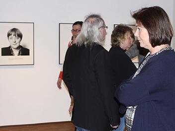 Besucher der Ausstellungseröffnung vor den Fotos, die Herlinde Koelbl über viele Jahre hinweg von Angela Merkel gemacht hat. Michael Wunder