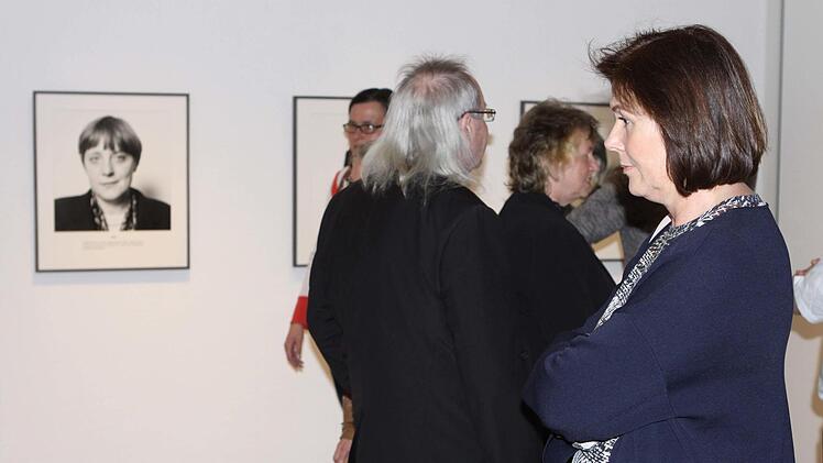 Besucher der Ausstellungseröffnung vor den Fotos, die Herlinde Koelbl über viele Jahre hinweg von Angela Merkel gemacht hat. Michael Wunder