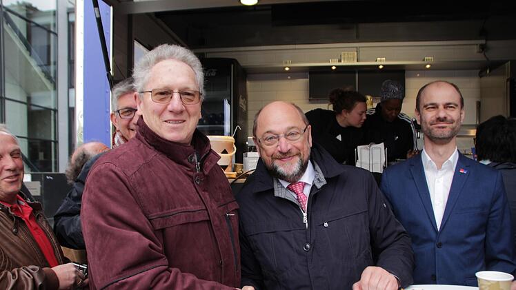 Namensvetter unter sich: Günter (links) und Martin Schulz. Rechts Matthias Dornhuber, SPD-Kandidat aus Fürth für die Europawahl.  Foto: bau