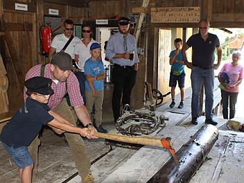 Bei den Sägevorführungen in der Mühle durften auch die Klinen mit anpacken. Michael Wunder