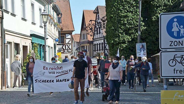Im September zogen Demonstranten zum Rathaus. Auch sie forderten, dass Herzogenaurach ein Sicherer Hafen sein möge.  Foto: Bernhard Panzer