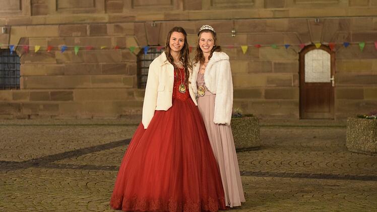 Die  neue Faschingsprinzessin der Fidelia Reiterswiesen, Lorena I (links), folgt  Juliane I nach. Foto: Rainer Schubert