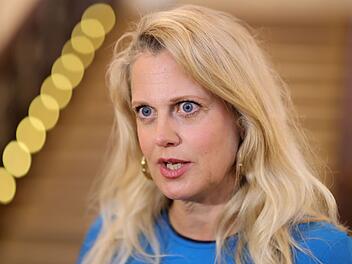 "Jetzt fangen die alle an, ins Schweigekloster zu fahren", klagt Barbara Sch&ouml;neberger in ihrem Podcast "Fr&uuml;hst&uuml;ck bei Barbara" &uuml;ber ihren Freundeskreis.