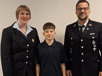 Neuaufnahme in die Jugendfeuerwehr: Franziska Hein (1. Kommandantin), Leif Leiber, Dominik Kutscher (1. Vorsitzender).