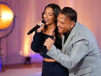 Traumduo? Menowin sang mit Delijah Haile "At Last" (Etta James).