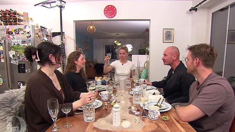 Zum Auftakt in und um Kiel trifft sich die "Dinner"-Runde bei Steffi in Holtsee.
