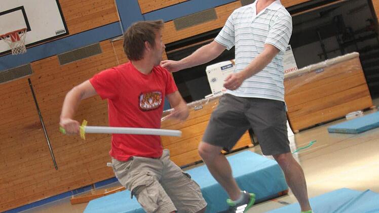 Ein Schwertkampf um den Schulleiter zu befreien