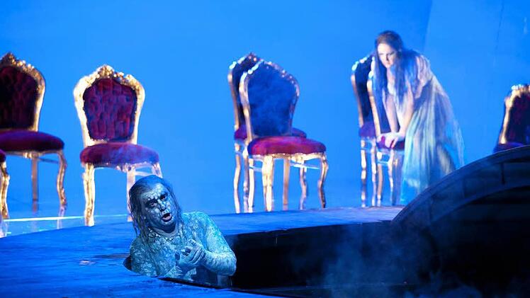 Szene aus "Rusalka" mit Ekaterina Godovanets in der Titelrolle und Nikolai Karnolsky als Wassermann