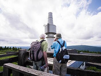 Ein Paradies für die Natur und für Wanderer: der Schneeberg. Foto: David Ebener/dpa