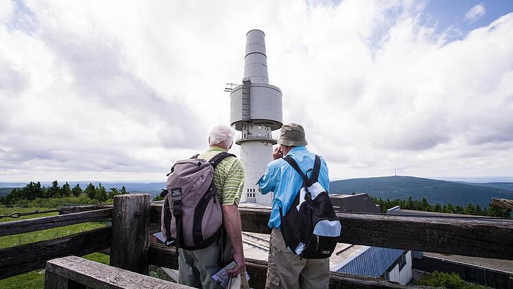 Ein Paradies für die Natur und für Wanderer: der Schneeberg. Foto: David Ebener/dpa