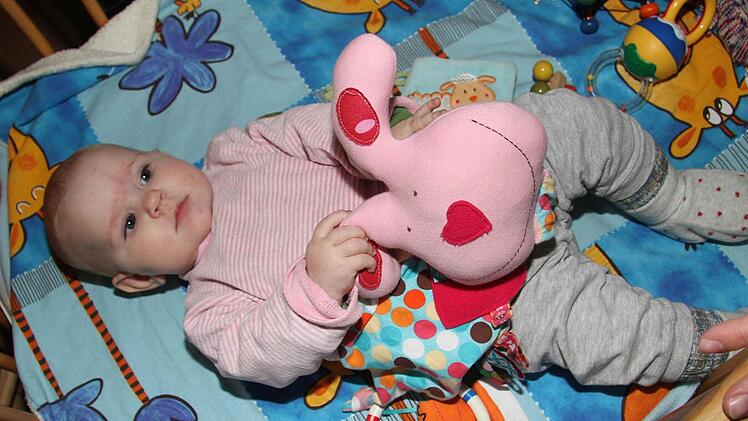 Auch Baby Lucia findet das Nähtalent der Mama gut. Sie liebt ihren rosafarbenen Hasen mit Herz-Nase und integriertem Schnuffeltuch.