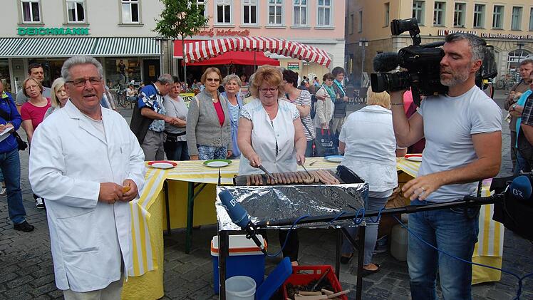 Joachim Grosch (links) präsentiert seine Erfindung auf dem Coburger Marktplatz. Fotos: Oliver Schmidt