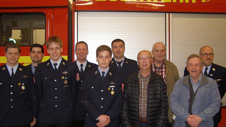 Freude über die Auszeichnungen bei der Feuerwehr Oberleichtersbach: Vorsitzender Fabian Eckstein, Alexander Beck (25 Jahre), Franz Schmäling (10), Gerhard Helfrich (25), Peter Schmäling (10), Frank Beck (25), Rudolf Büchner (50), Reinhard Vogler (60), Ludwig Heil (60) und Kommandant Walter Muth. Foto: Wolfgang Saam
