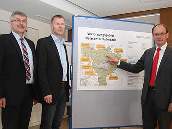 Im Versorgungsgebiet des Netzcenters Kulmbach liegen die Landkreise Kulmbach, Bayreuth und Lichtenfels: 27 Millionen Euro werden allein 2015 in dieses Gebiet investiert, erklären Konrad Walter, Thomas Balzar und Edgar Müller (von links) vom Bayernwerk.  Foto: Sonja Adam