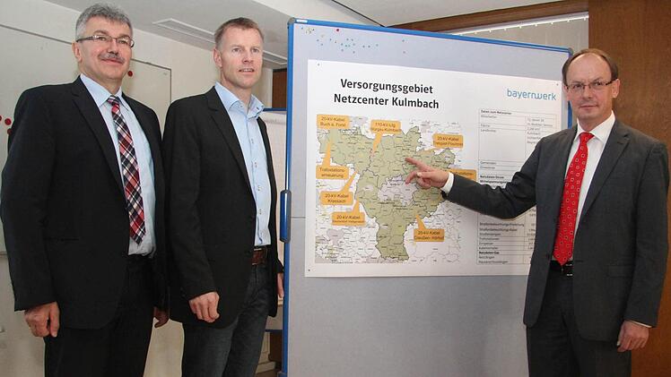 Im Versorgungsgebiet des Netzcenters Kulmbach liegen die Landkreise Kulmbach, Bayreuth und Lichtenfels: 27 Millionen Euro werden allein 2015 in dieses Gebiet investiert, erklären Konrad Walter, Thomas Balzar und Edgar Müller (von links) vom Bayernwerk.  Foto: Sonja Adam