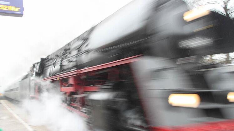 Mit vollem Tempo zischt die Lok vorbei. Foto: Jürgen Gärtner