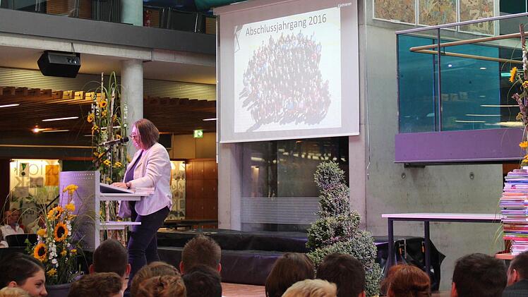 Jutta Romeis mit dem Bücherturm