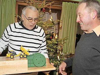Günther Sperling war 27 Jahre lang Brechereinleger und Muldenfahrer. Zum Abschied überreichte Betriebsleiter Oswin Kirchner dem verdienten Mitarbeiter ein Miniaturauto. Fotos: Sonny Adam