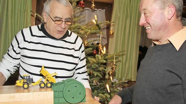 Günther Sperling war 27 Jahre lang Brechereinleger und Muldenfahrer. Zum Abschied überreichte Betriebsleiter Oswin Kirchner dem verdienten Mitarbeiter ein Miniaturauto. Fotos: Sonny Adam