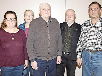 Mit Georg Schwarm (Mitte) wurden Gertrud Faltermeier, Günther Weinkauf und Ulrich Hermann geehrt. Hintere Reihe links: Vorsitzende Erika Herzog  Foto: Evi Seeger